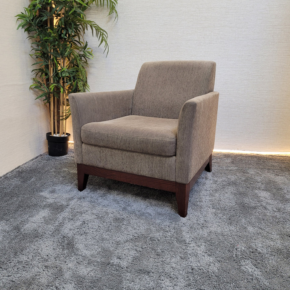 Bequemer Loungesessel Stoff dunkelgrau mit Holzsockel modern & stabil gebraucht