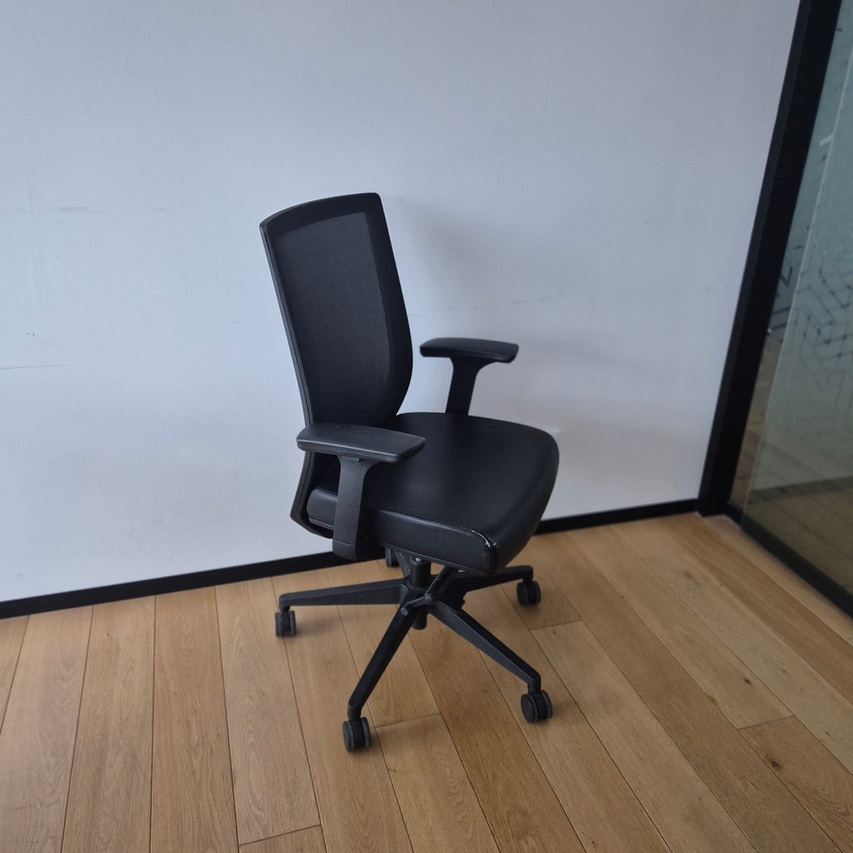 Schreibtischstuhl schwarz – Bürostuhl mit Armlehnen, höhenverstellbar, gebraucht