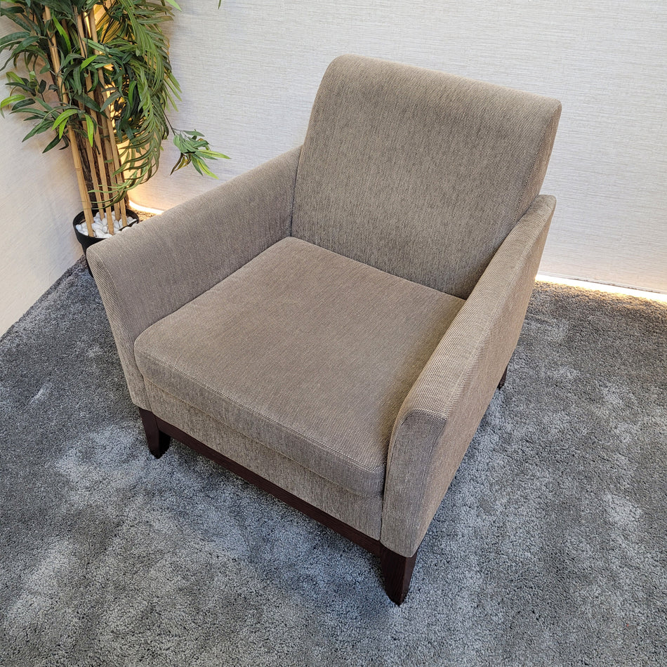 Bequemer Loungesessel Stoff dunkelgrau mit Holzsockel modern & stabil gebraucht