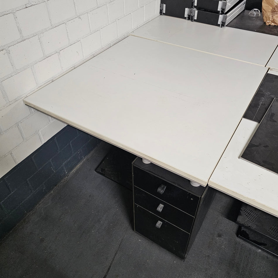 Schreibtisch Bulo Tisch massiv Büro 100x100