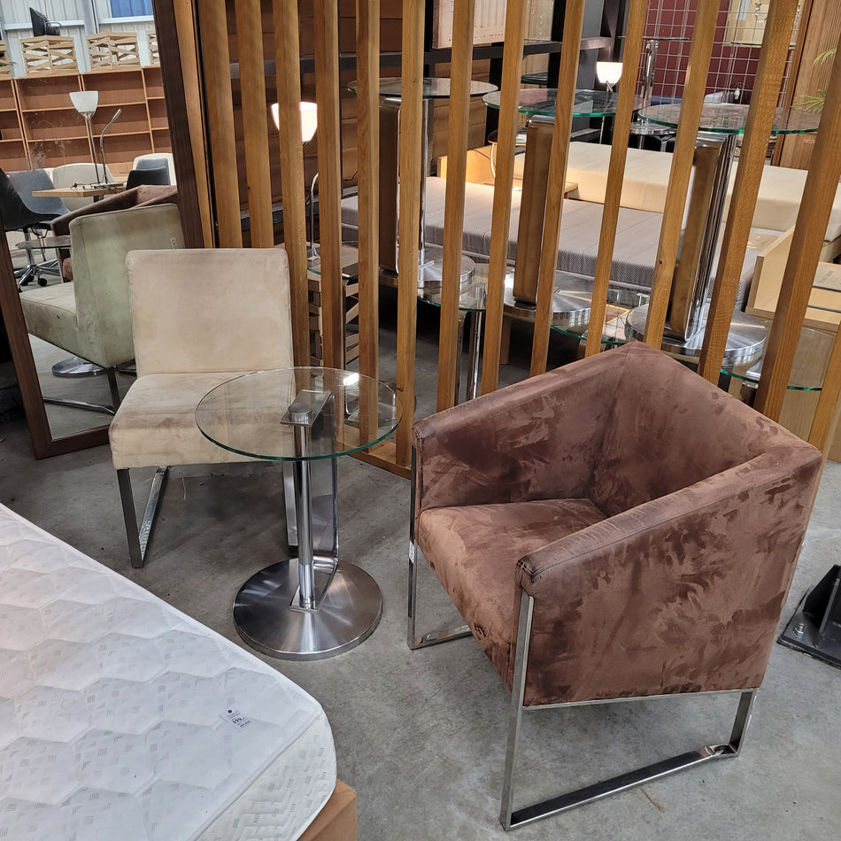 Hotelzimmer mit Doppelbett Stuhl Tisch Komplettzimmer