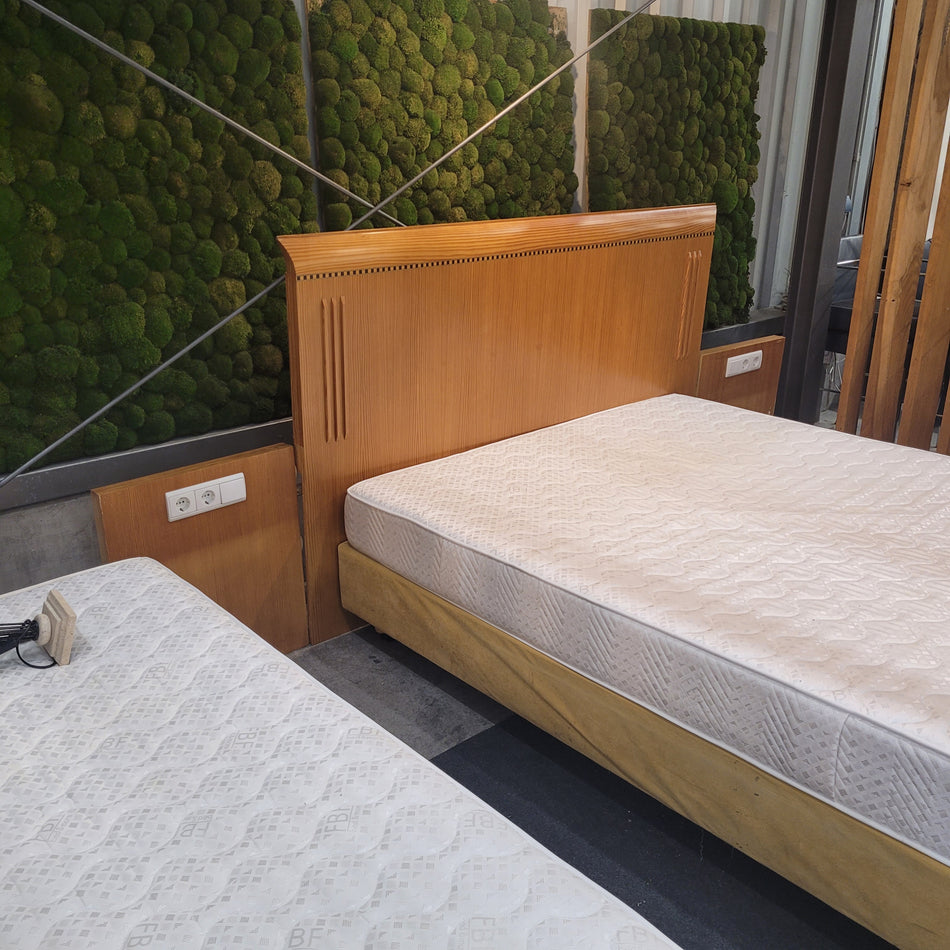 Bettkopfteil aus Kiefer-Furnier mit Seitenpaneelen & Steckdosen – klassisches Design – gebraucht