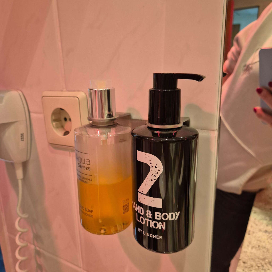 2er Spender mit Kosmetikartikel  - aus Gästezimmer Bad