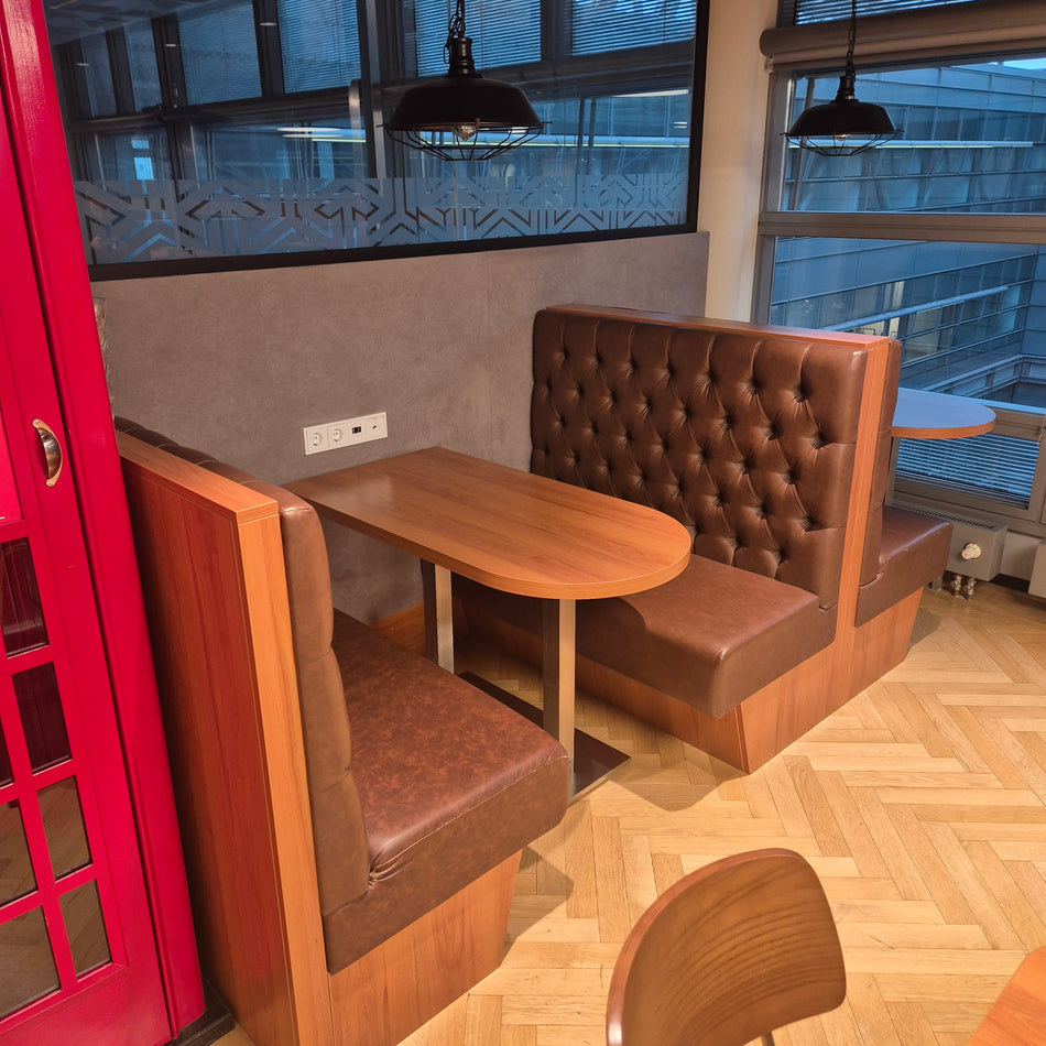 3× Sitzbank mit Tischen – Lounge- & Gastro-Set im Chesterfield-Look, gebraucht