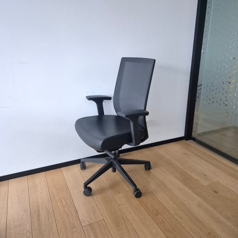 Schreibtischstuhl schwarz – Bürostuhl mit Armlehnen, höhenverstellbar, gebraucht