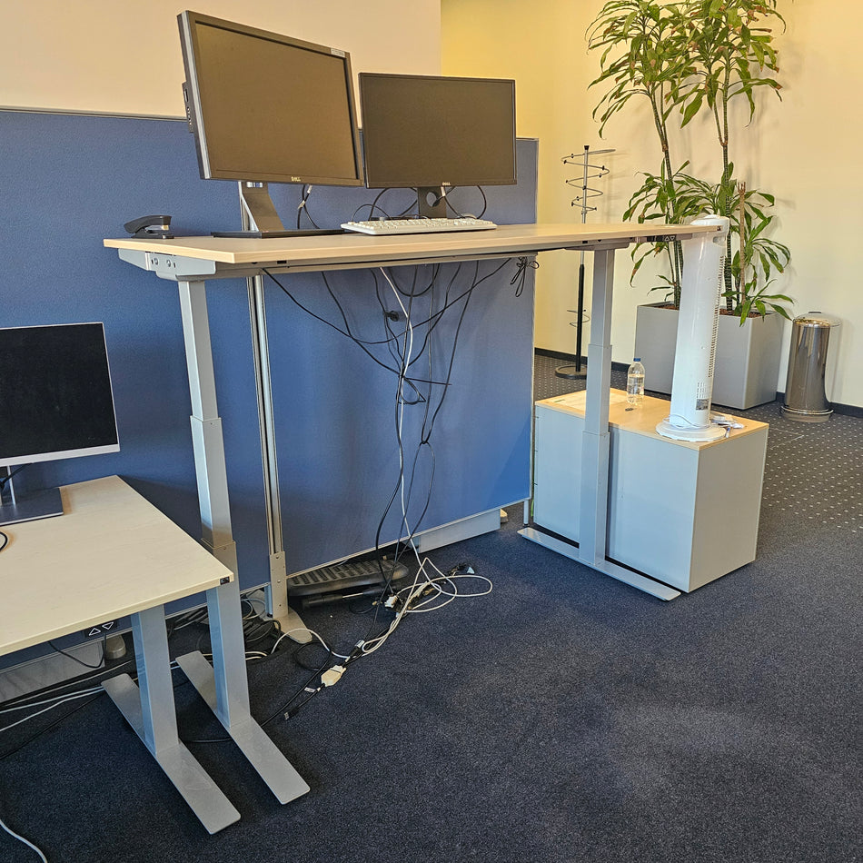 Elektrisch höhenverstellbarer Schreibtisch König + Neurath AKTIV.T Büro Tisch
