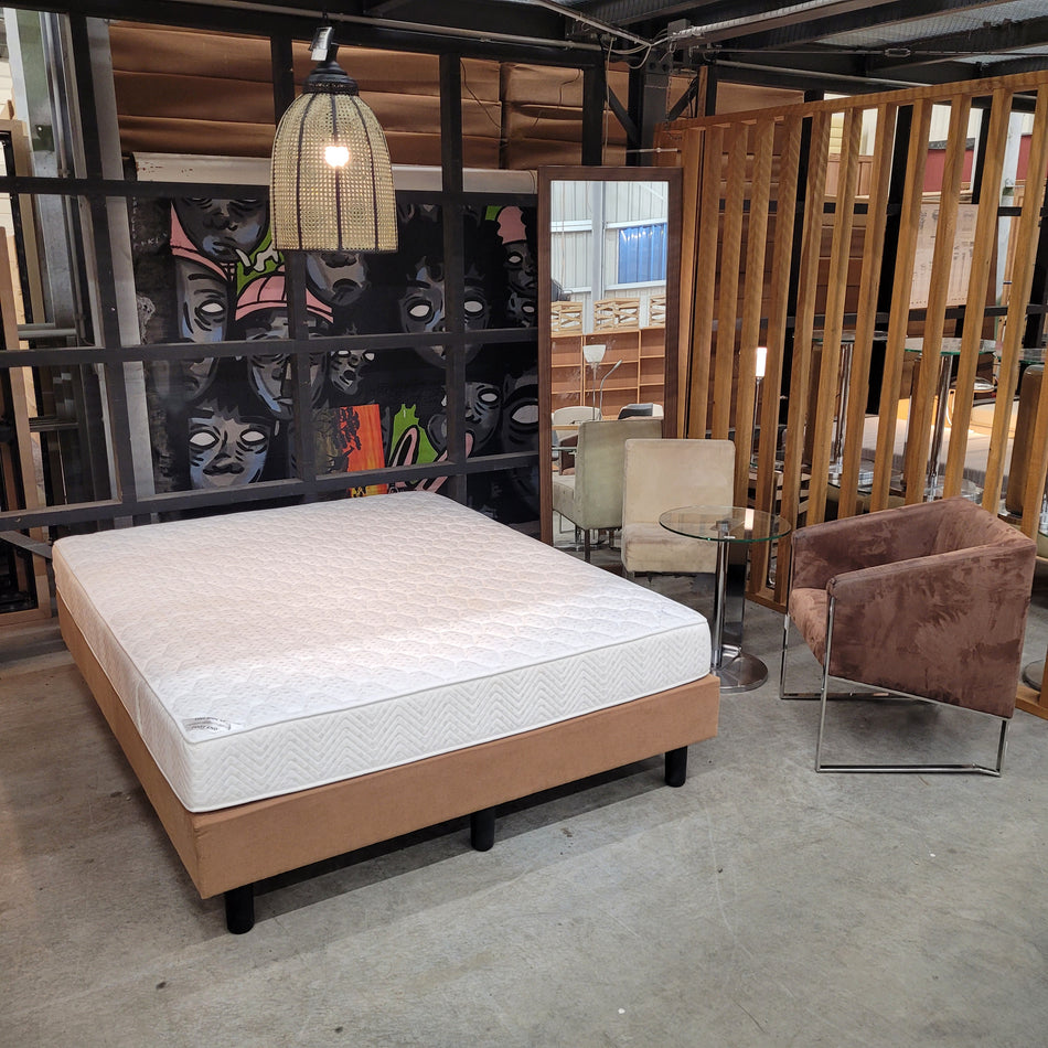 Hotelzimmer mit Doppelbett Stuhl Tisch Komplettzimmer