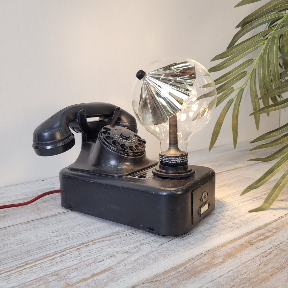 Thomas Klotz Tischlampe „Old Phone“ Upcycling W48 Telefon Unikat Design Lampe